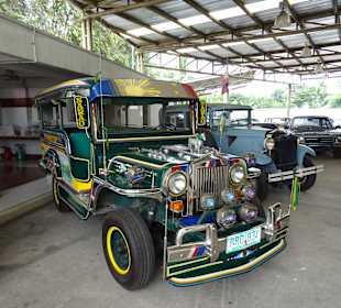 In der Haupthalle des Jesada Fahrzeug Museums