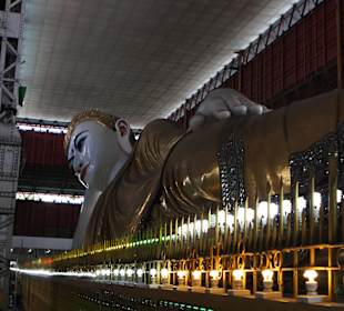 Riesiger liegender Buddha