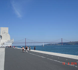 Pomnik i widok mostu 25 kwietnia