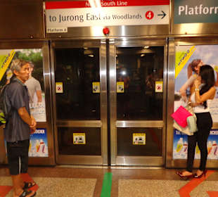 Tür vor der Zugeinfahrt