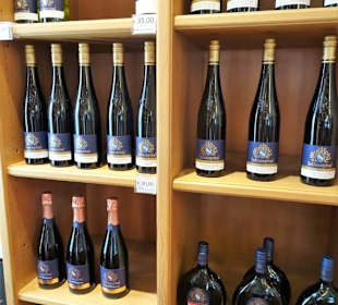 In den Verkaufsräumen des Weineck Julius Echter