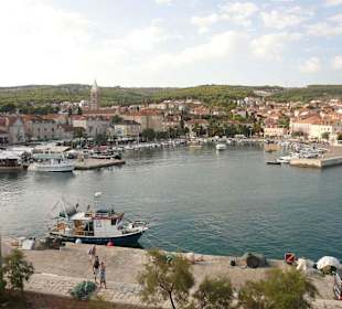 Blick von der Fähre auf den Hafen