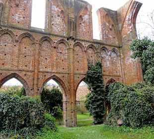 Spaziergang durch die Mauerreste des Klosters