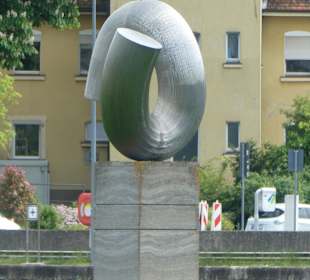 Blick vom rechten Mainufer zur Skulptur Anker