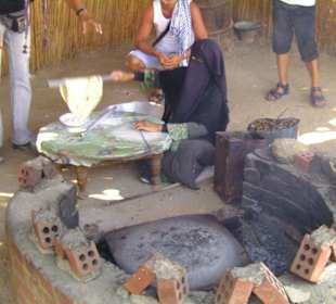 Beduinenfrau backt Brot