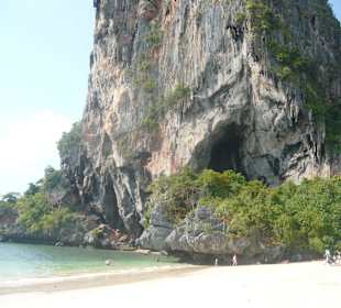 Pranang Cave Beach, hinten links 