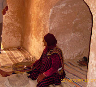 In einer Höhlenwohnung wird Kuskus gemahlen
