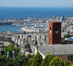 Blick von den Hügeln auf den Hafen