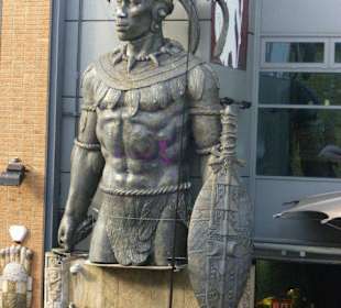 Eingangsstatue in eine der Hallen