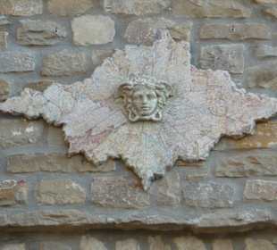 Kunstobjekt an der Hausmauer