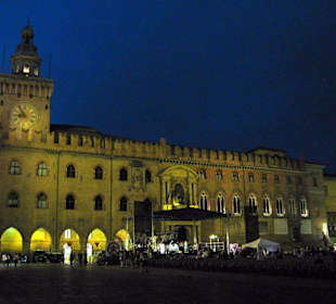 Das Rathaus an der Piazza Maggiore