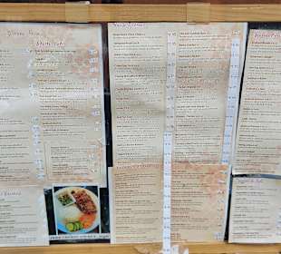 Speisekarte in Fenster zur Straße 