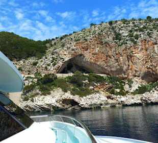 Die Höhlen von Arta vom Boot gesehen