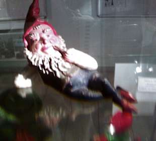 Ein schon sehr alter Wichtelmann in seiner Vitrine