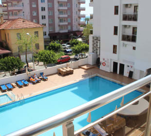 Blick auf die Poolanlage