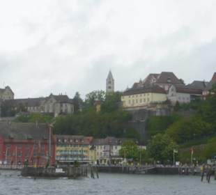 Der Hafen von Meersburg, dahinter der Ort