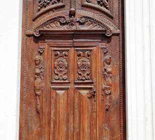 Altes Holztor der Kirche