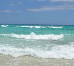 Strand bei Corralejo mit türkisfarbenen Wasser