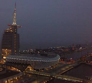 Klimahaus außen am Abend