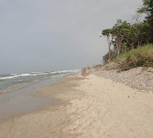 Strand auf der linken Seite hinter Warnemünde.