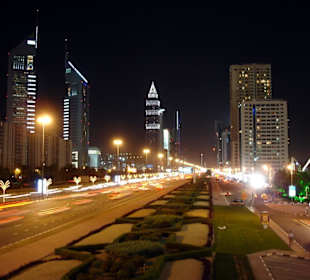 Sheik Zayed Road bei Nacht