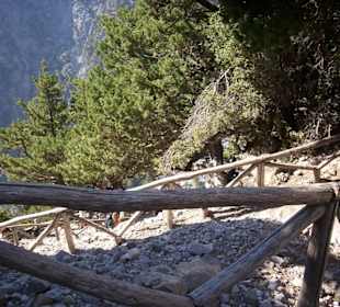 Abstieg über die hölzerne Treppe