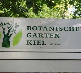Das Schild am Eingang zum Botanischen Garten Kiel