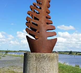 Auf dem Deich am Hafen