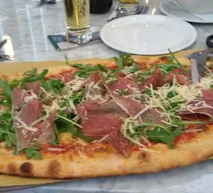 Leckere Pizza im Palmengarten