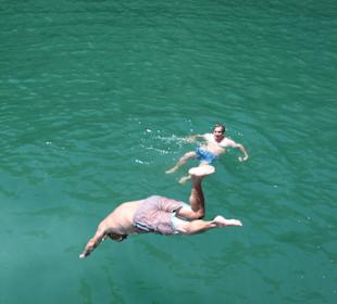 Vom Oberdeck ins kühle Nass