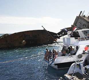 Gedränge am Wrack der Lovilla