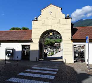 Eingang zum Stadtfriedhof Brixen