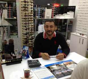 Kazim bei der Kundenberatung 
