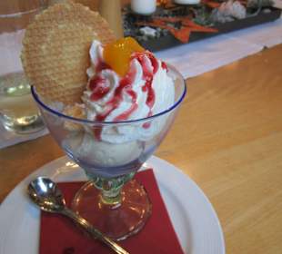 Sonntagsmenue: Pfirsich Melba Eisbecher