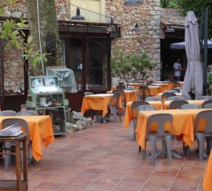 Blick auf die Tische im Innenhof der Pizzeria