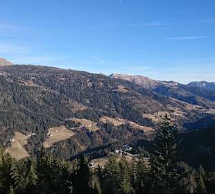 Blick vom Berg auf den Hof