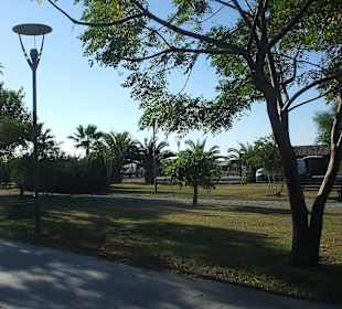 Promenade zwischen Hotelanlage und Strand