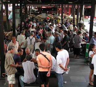 Sigapurer beim Spielen und Quatschen