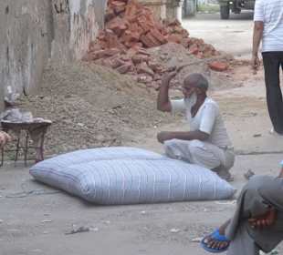 Bett ausklopfen auf Indisch