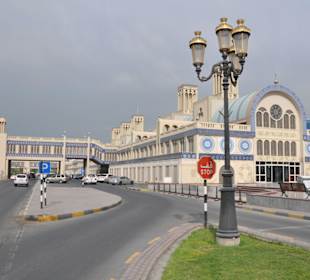 Blue Souk nur 5 Taxi-Minuten entfernt