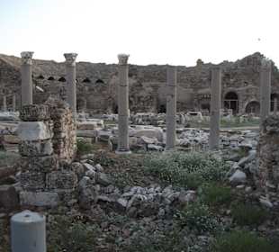 Ruinen direkt vor dem Ein-/Ausgang des Hotels Can Garden Bun