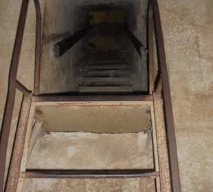 Abstieg in die Pyramide