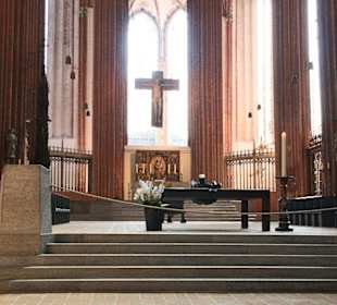 Hochaltar mit geschlossenem Swarte-Flügelaltar 