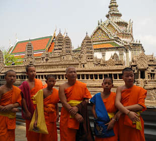 Auch Mönche vom Land sehen sich den Palast an.