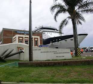 Graf Spee Denkmal, im Hintergrund die Infinity