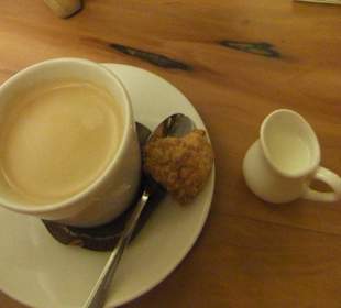 Herzkeks und Minikännchen Milch