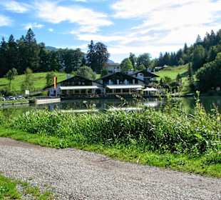 Auf dem Wanderweg um den See