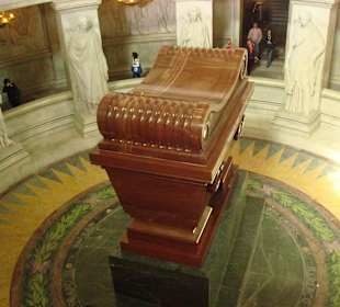 Dom des Invalides (Ruhestätte des Napoleon)