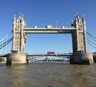 Towern Bridge von dem Boot aus fotografiert