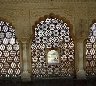 Blick durch ein Sandsteinfenster auf den Hof des Fort Amber